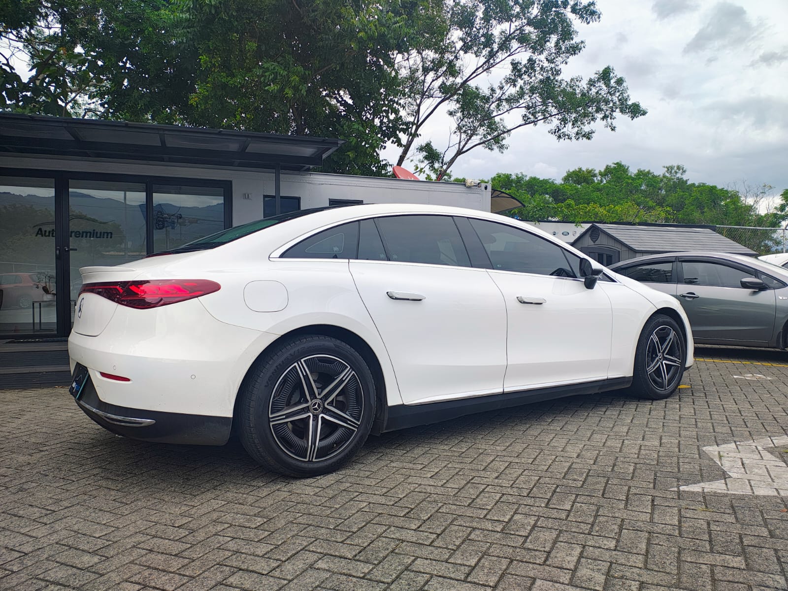 MERCEDES BENZ EQE