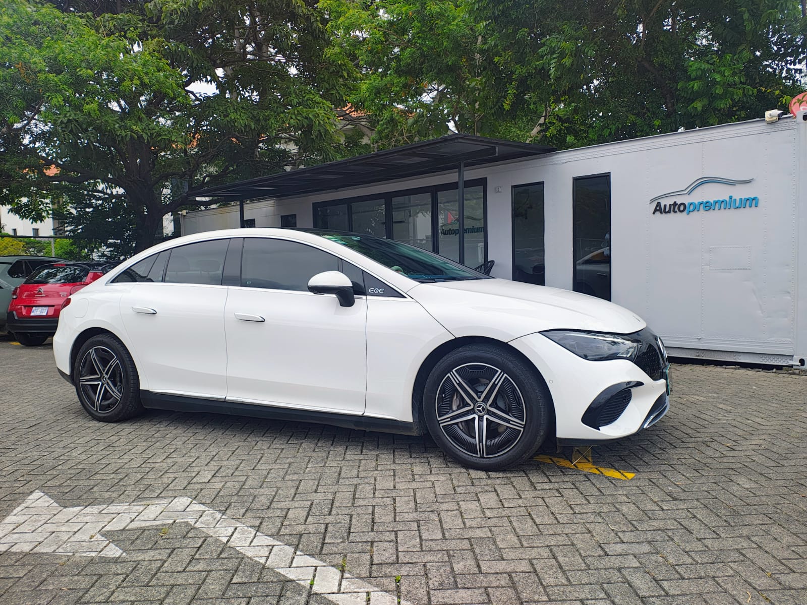 MERCEDES BENZ EQE