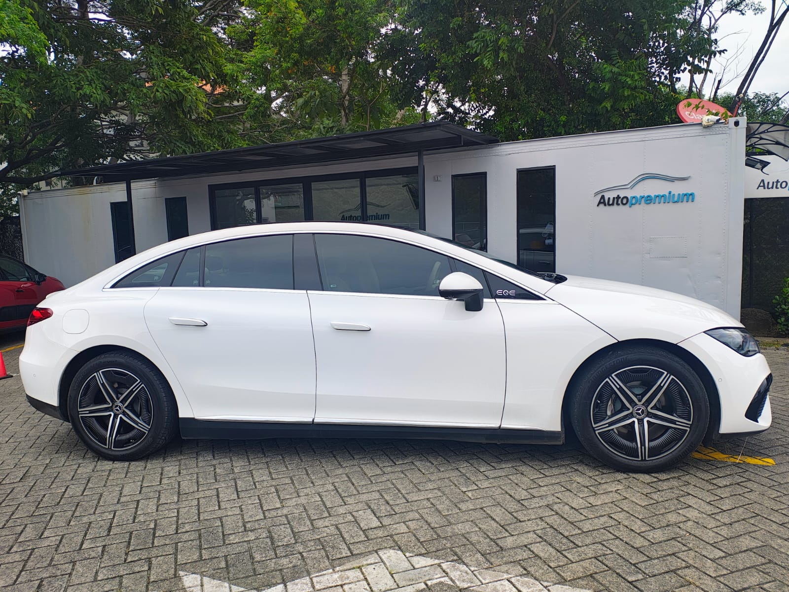 MERCEDES BENZ EQE