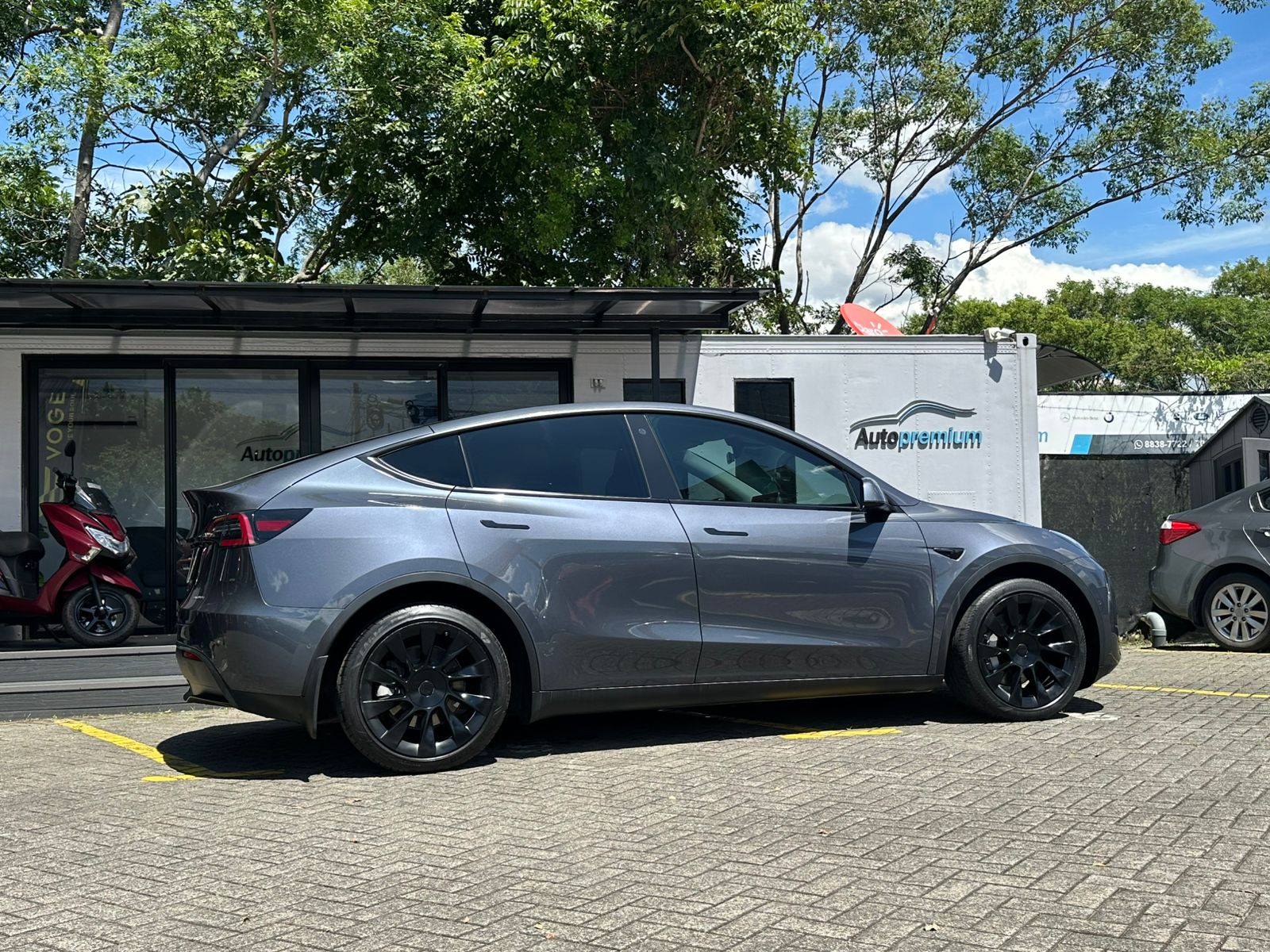 TESLA MODEL Y