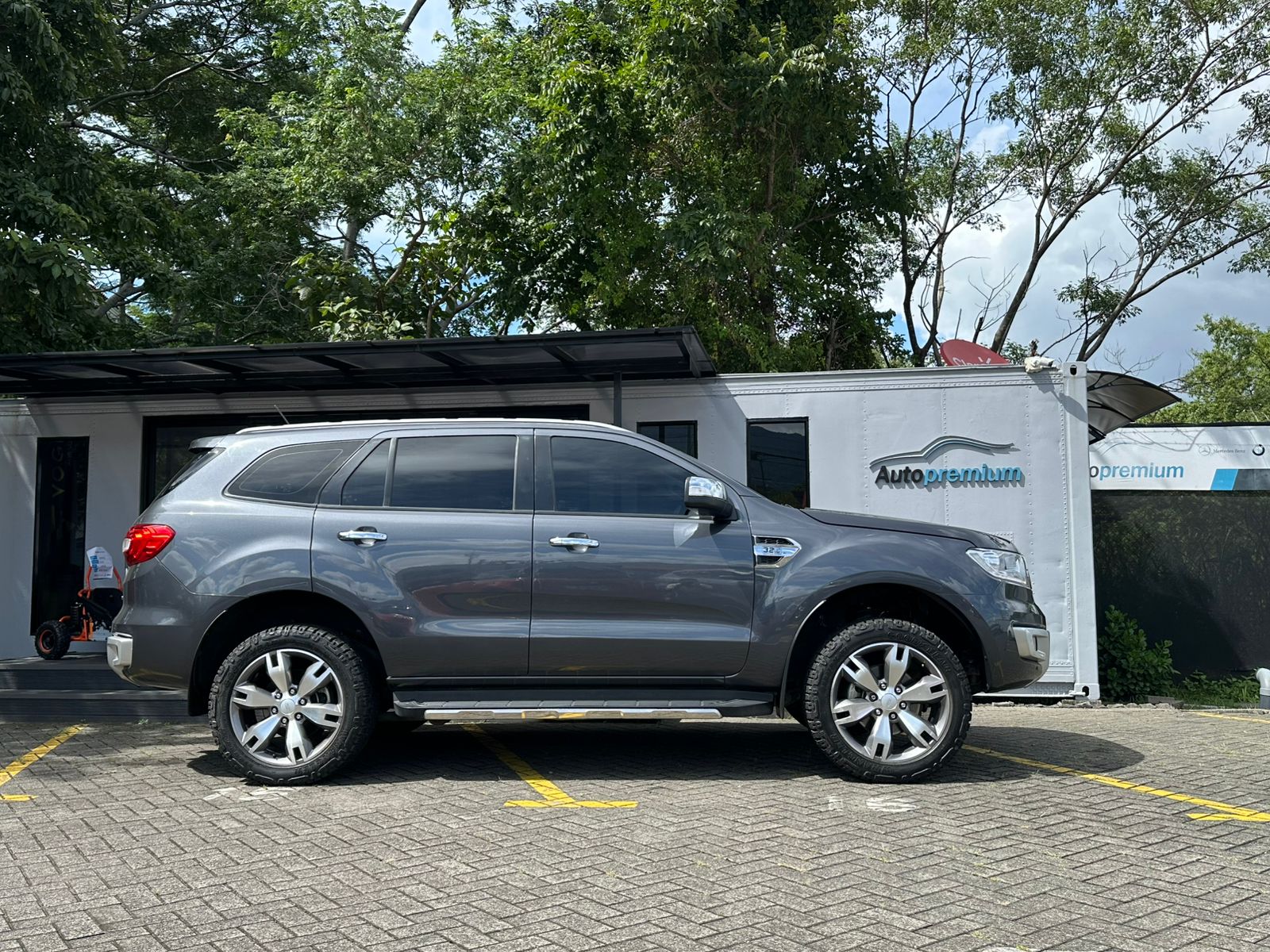 FORD EVEREST TITANIUM