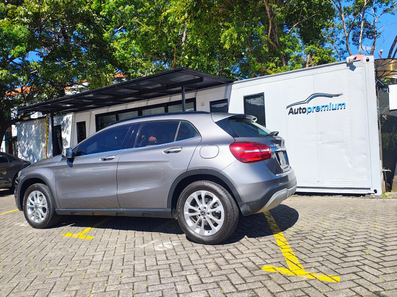 MERCEDES BENZ GLA180