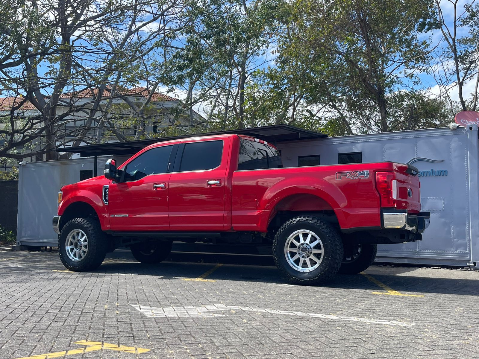 FORD F250 LARIAT