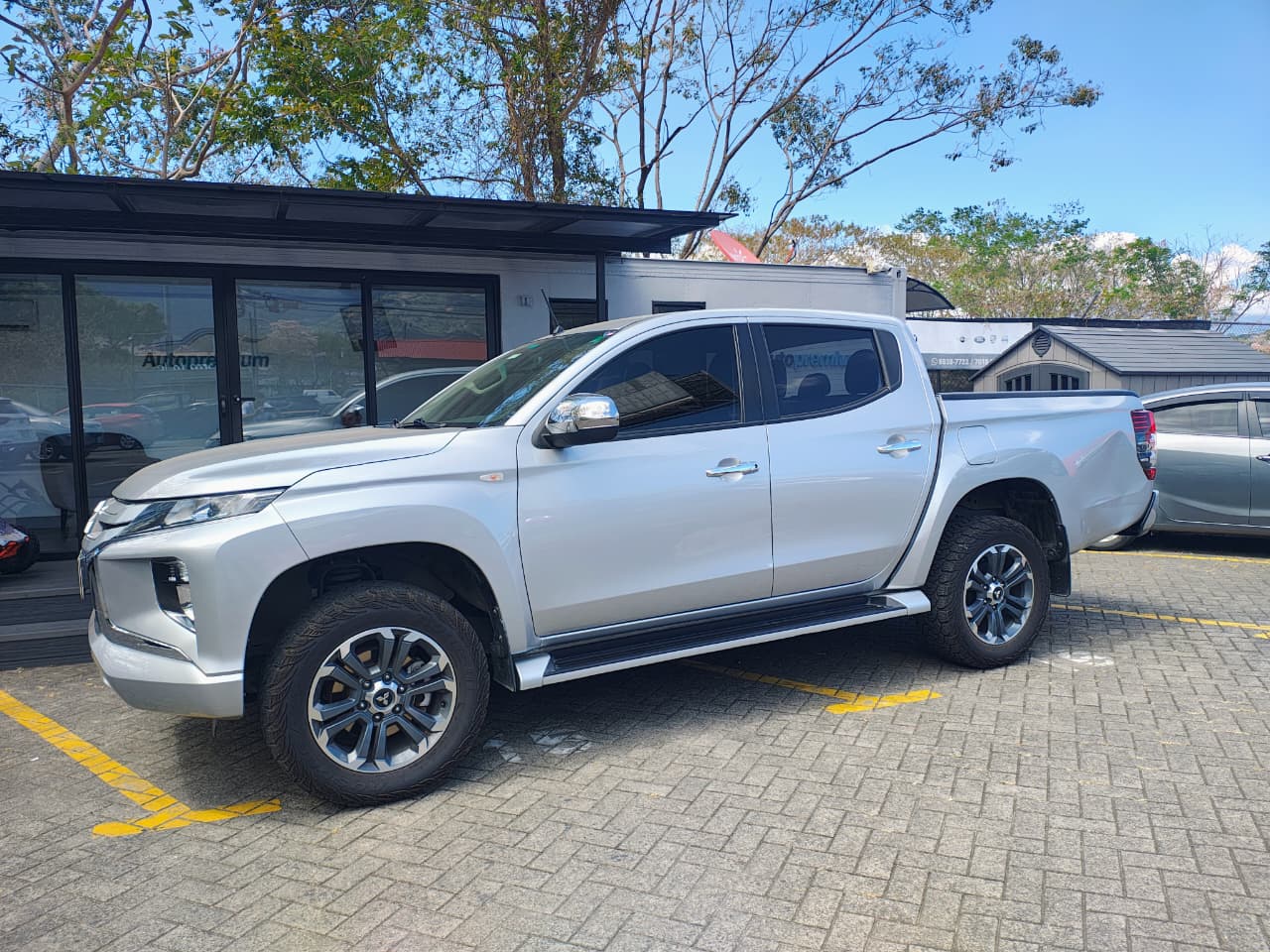 MITSUBISHI L200