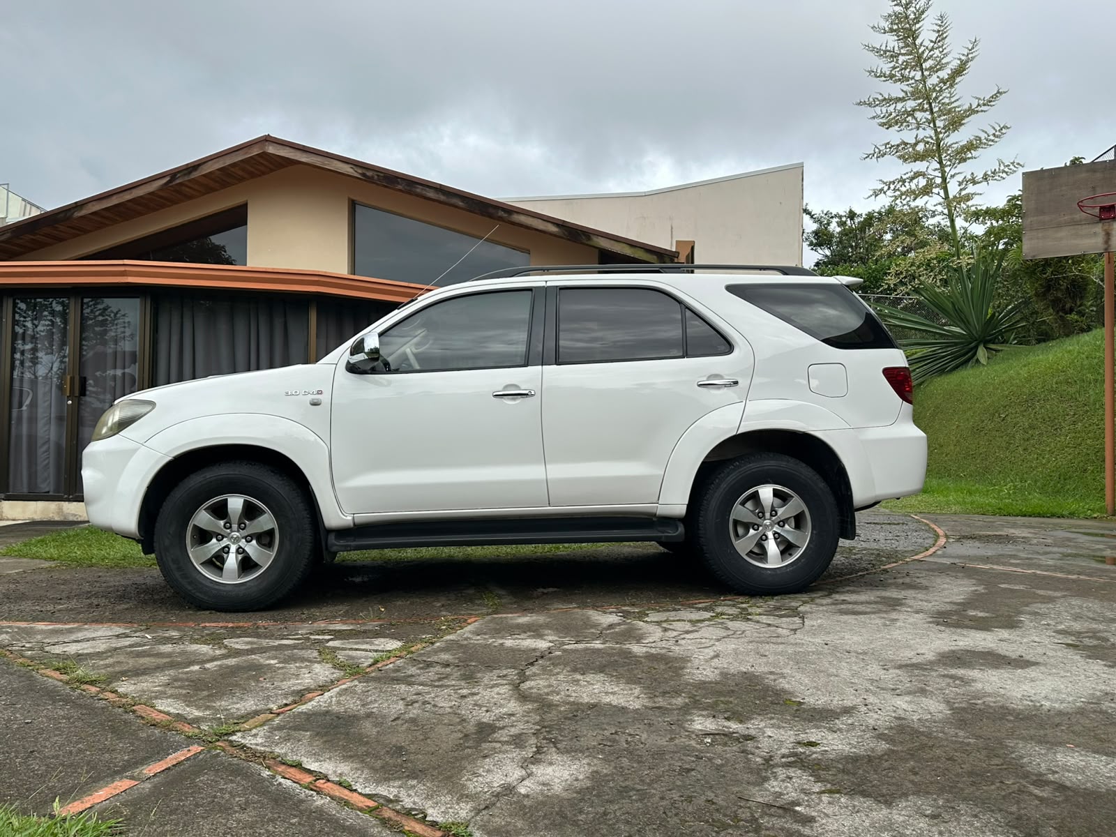 TOYOTA FORTUNER SRV