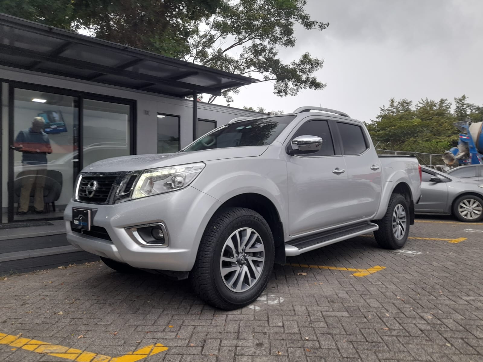NISSAN FRONTIER LE