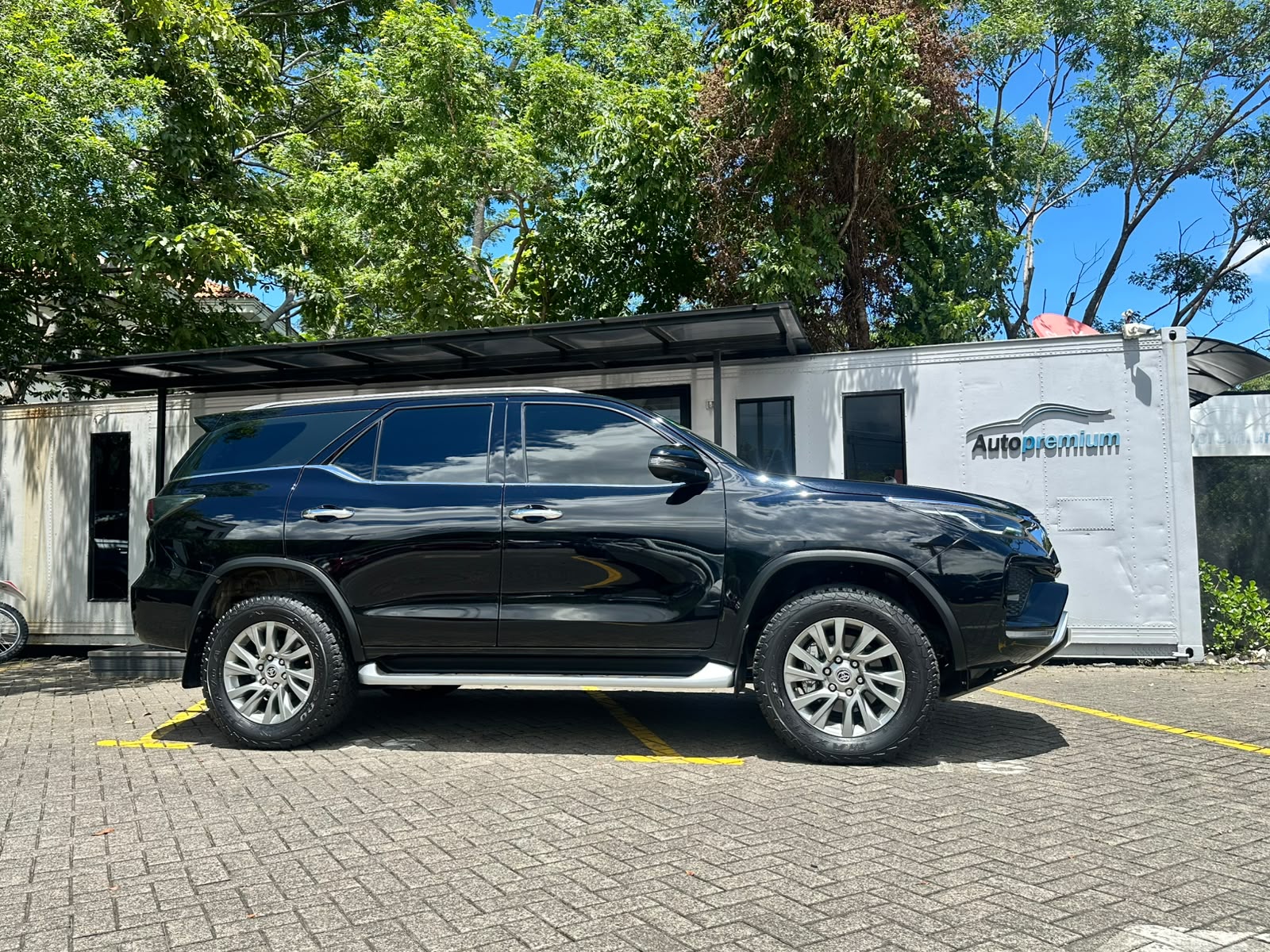 TOYOTA FORTUNER SRV TSS